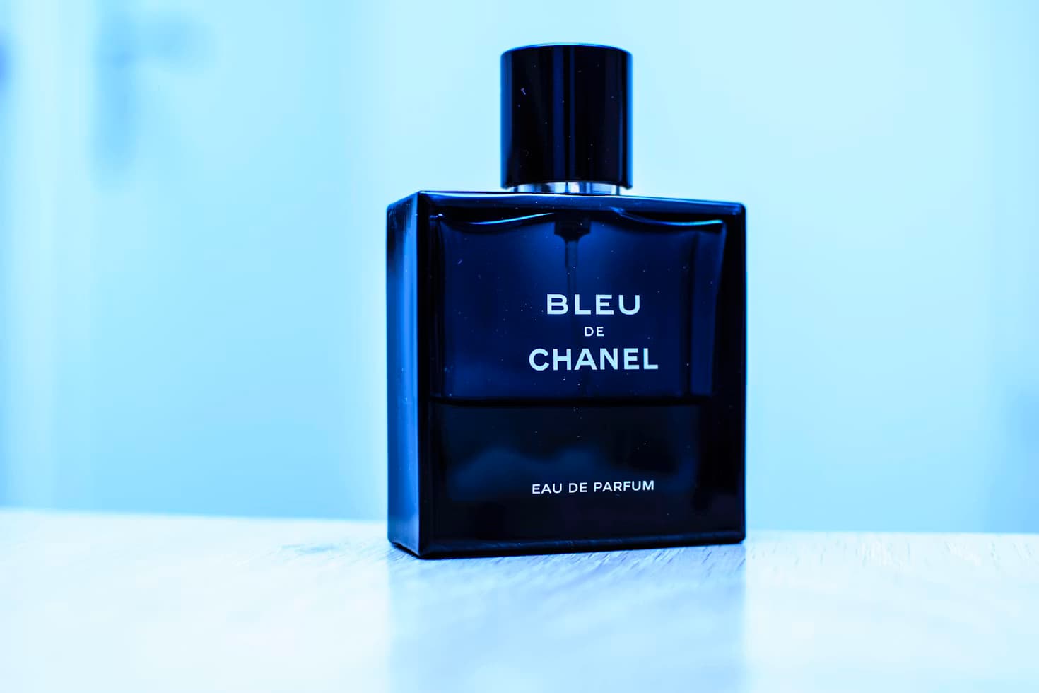 Frasco do perfume Blue em vidro azul profundo